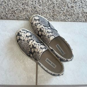 Steve Madden Snake Skin sneaker size 9